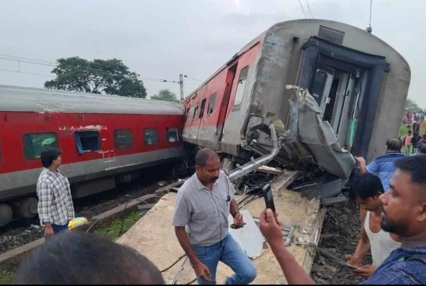 ஜார்கண்டில் சரக்கு ரயில் மீது பயணிகள் ரயில் மோதி விபத்து! Train Accident | Jharkhand Train Accident