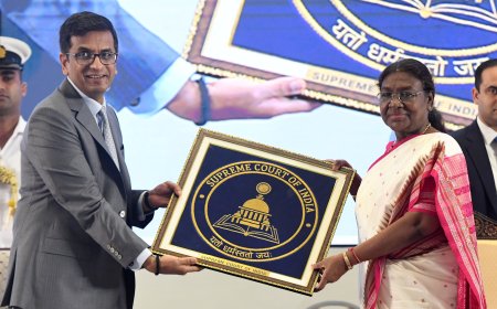 இந்திய உச்ச நீதிமன்றத்தின் புதிய கொடி மற்றும் சின்னத்தை ஜனாதிபதி திரௌபதி முர்மு வெளியிட்டார்