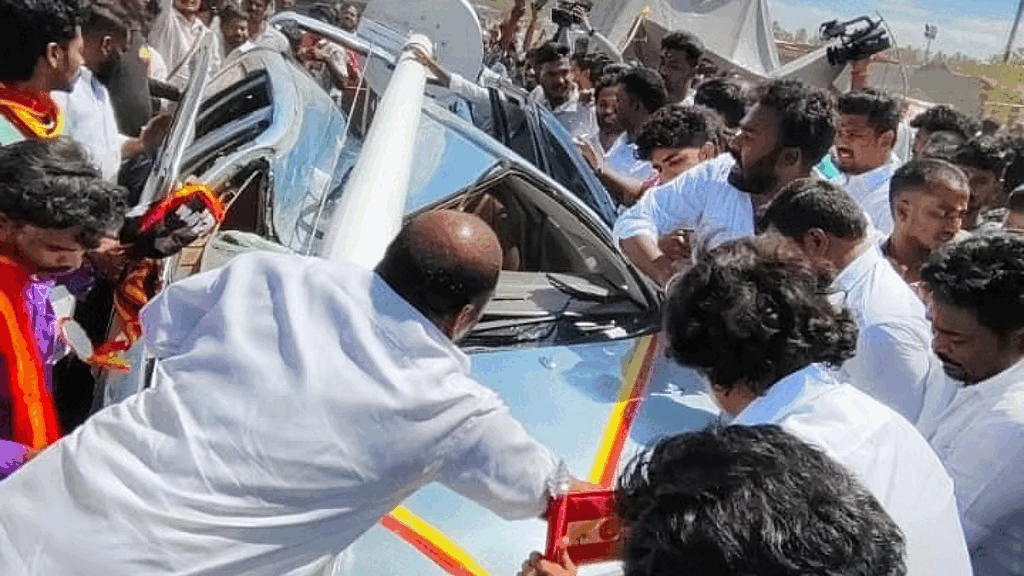 பிரமாண்டமாக நடைபெறும் ஏற்பாடு… 100 அடி கொடிக்கம்பம் சாய்ந்து விபத்து!