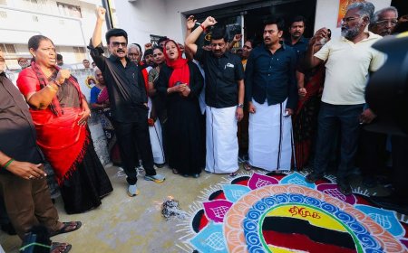 தமிழ் எங்கள் பிறவிக்குத் தாய் – இன்பத் தமிழ் எங்கள் வளமிக்க உளமுற்ற தீ!