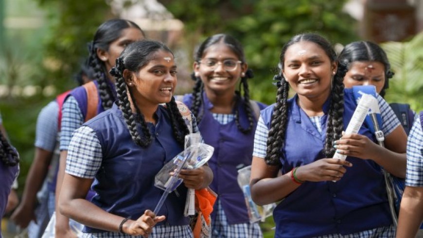 +2 தேர்வு முடிவுகள்; மாநிலத்திலேயே 98.87 சதவீத தேர்ச்சியுடன் ஈரோடு முதலிடம்!